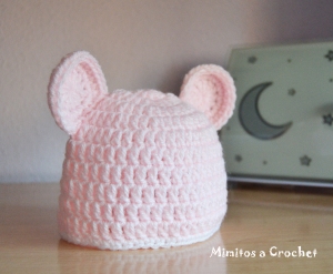 Gorrito orejitas rosa bebé lana acrílica 002