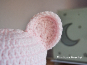 Gorrito orejitas rosa bebé lana acrílica detalle